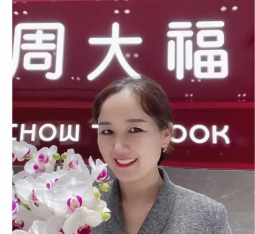 盐城周大福金店一拖三事件完整版视频哪里有-射阳周大福门店一拖三全记录-周大福一拖三在线观看完整版高清